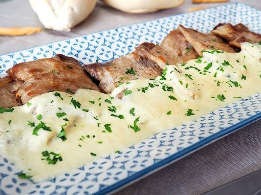 Viernes: carre de cerdo grillado con salsa de puerro + ensalada mixta