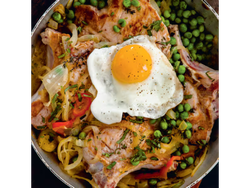 Jueves: Costeletas de cerdo a la riojana( cebolla. Morrones. Arbejas, papas y huevo frito)