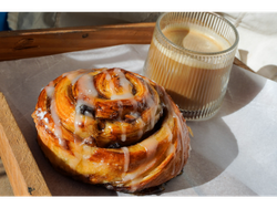 Roll de manzana con pasas de uva