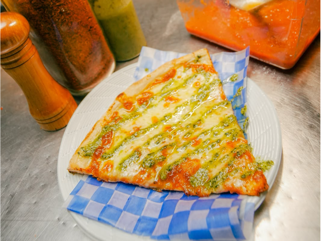 Slice Muzza y crema pesto de MOLAPIZZERIA