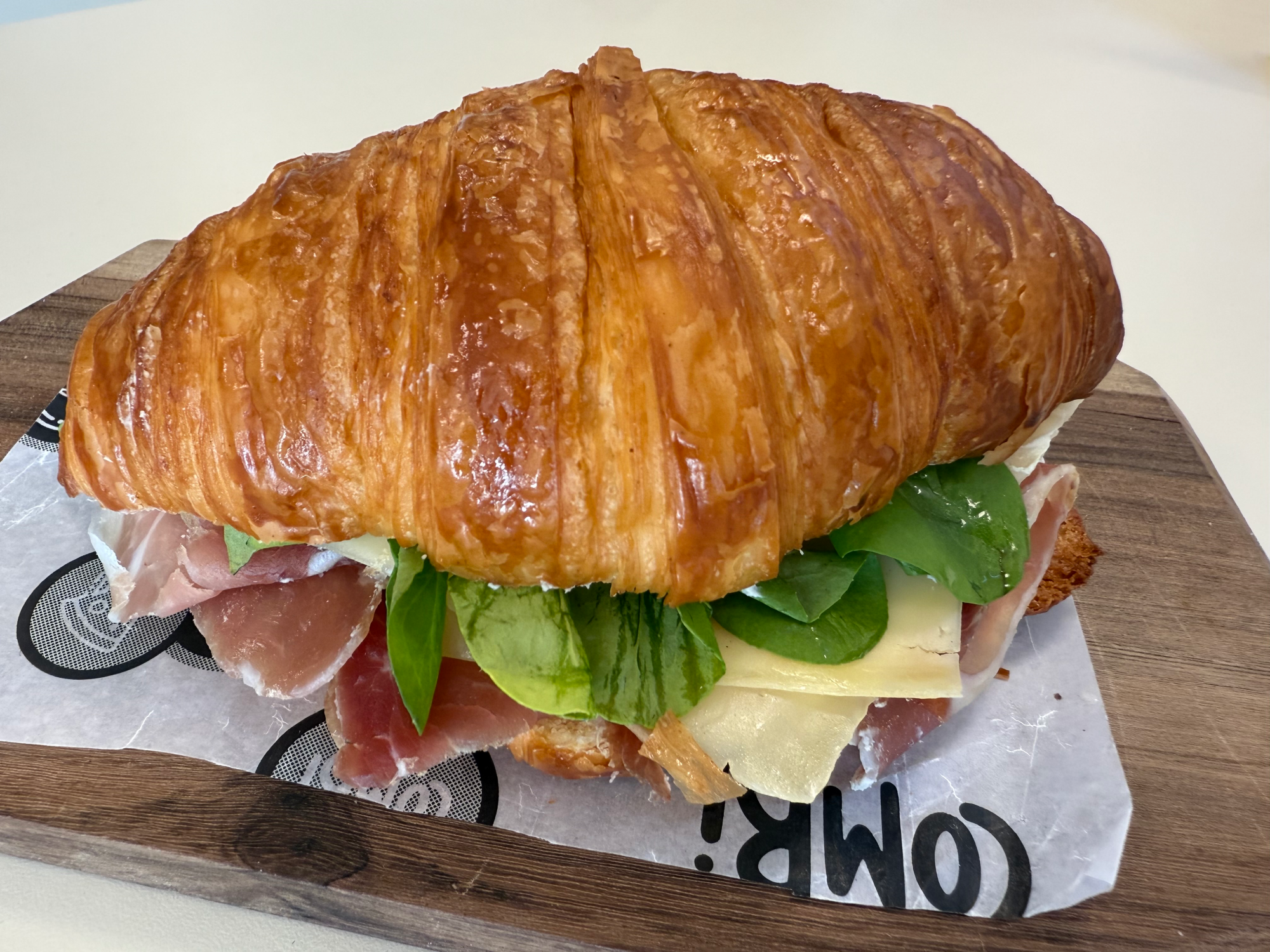 Croissant de jamón crudo y rúcula