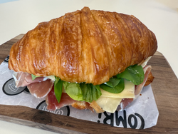 Croissant de jamón crudo y rúcula