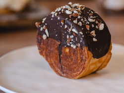 Roll Nueva York con chocolate semi amargo y frutos secos tostados