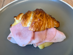 Croissant tibio relleno de jamón y queso + Infusión