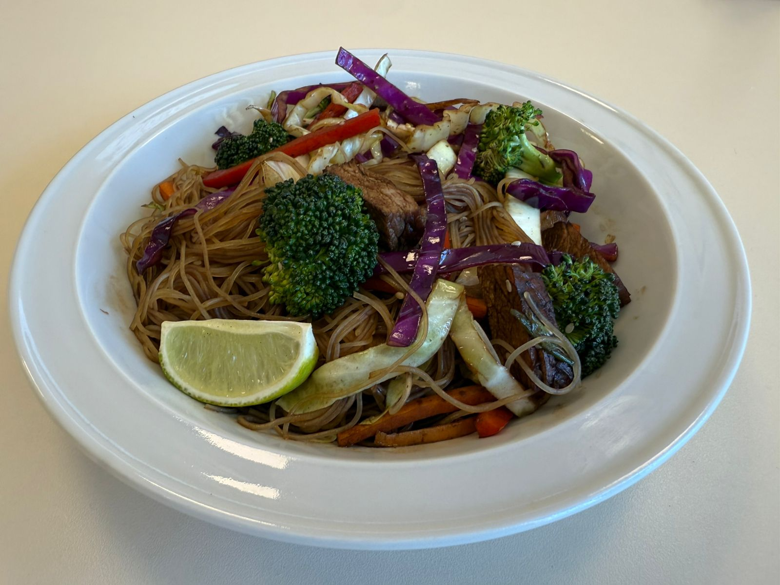 Wok de vegetales, lomo y yamani