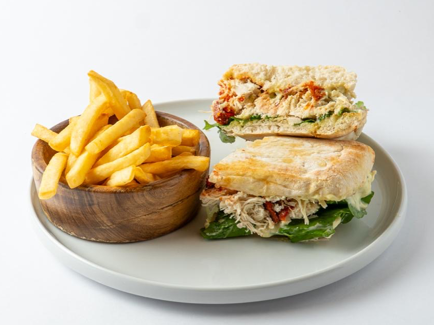 Ciabatta de pollo, rucula y mayo de palta
