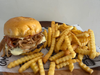 Hamburguesa provolone y cebolla crispy + papas + lata