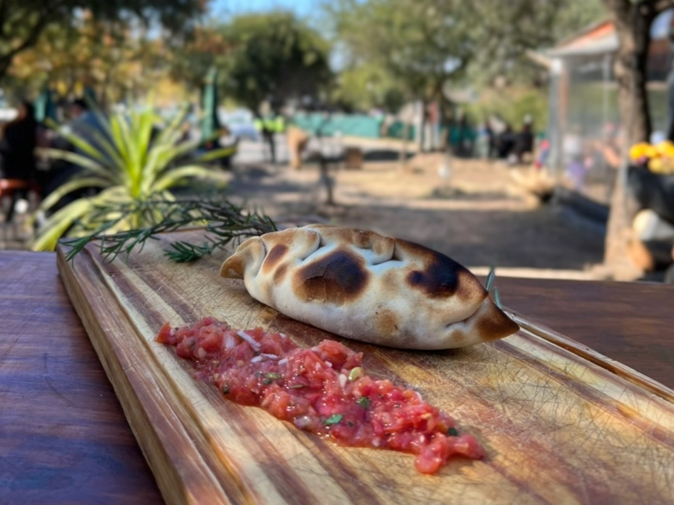 EMPANADA DE  JAMON Y QUESO