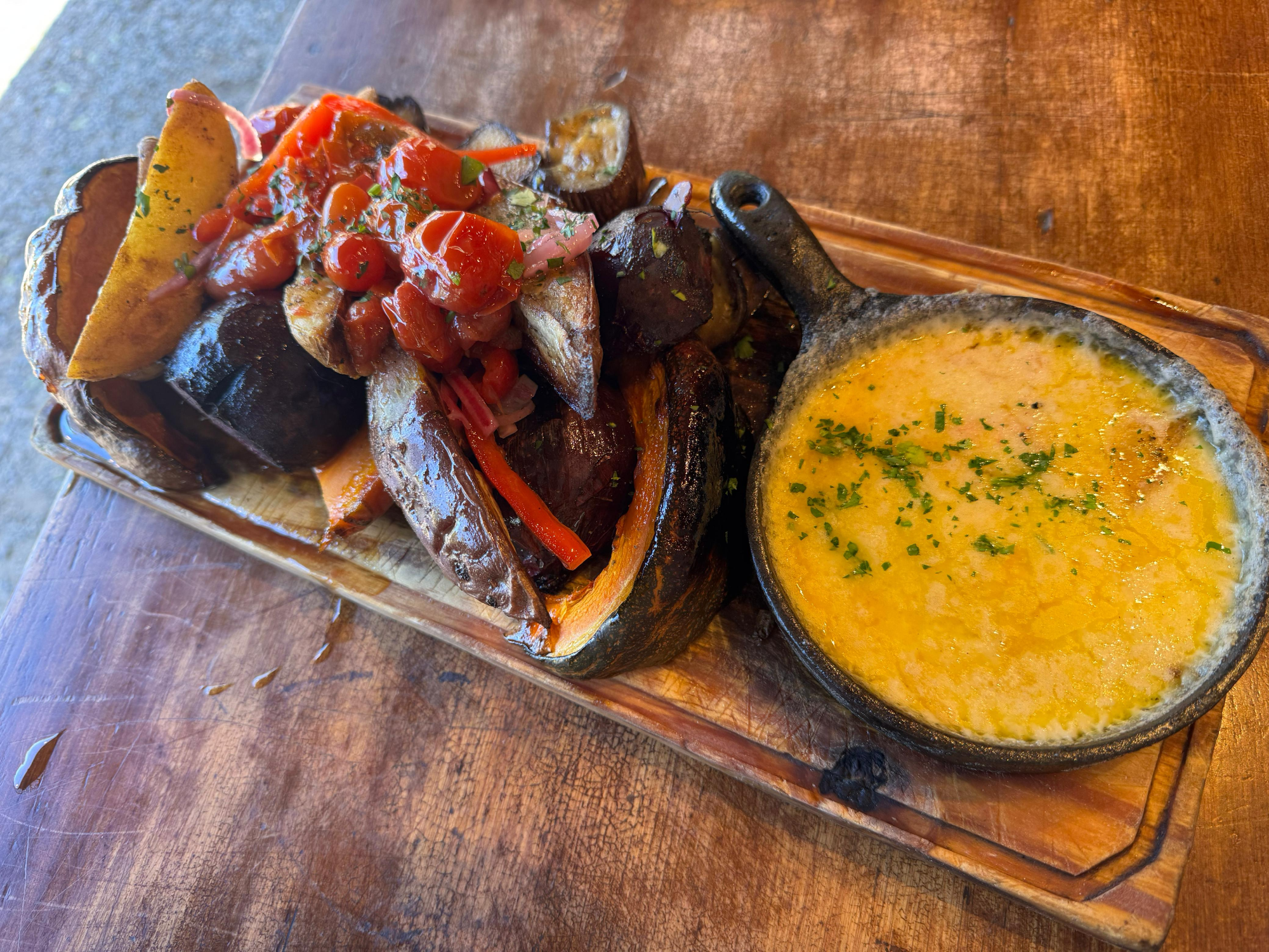 Tabla  de vegetales con provoleta para compartir