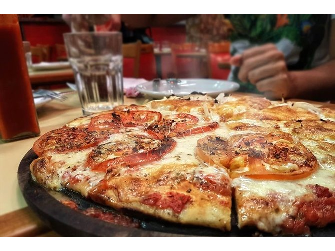 MUZARELLA DOBLE ( NO RECOMENDAMOS PARA DELIVERY) de LOS REYES DE LA PIZZA