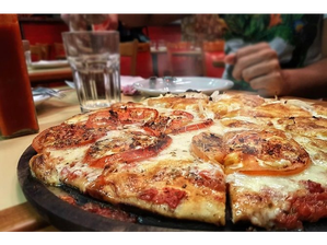 MUZARELLA DOBLE ( NO RECOMENDAMOS PARA DELIVERY) de LOS REYES DE LA PIZZA