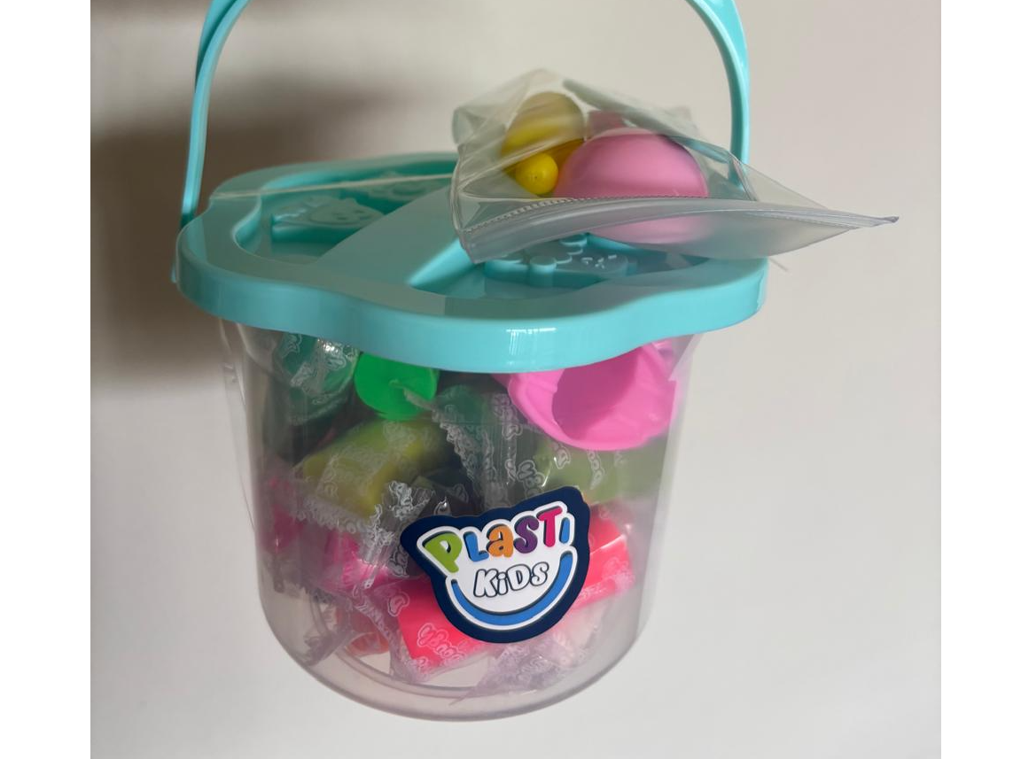 Set en Balde de 18 Masas Moldeables Plasti Kids + accesorios