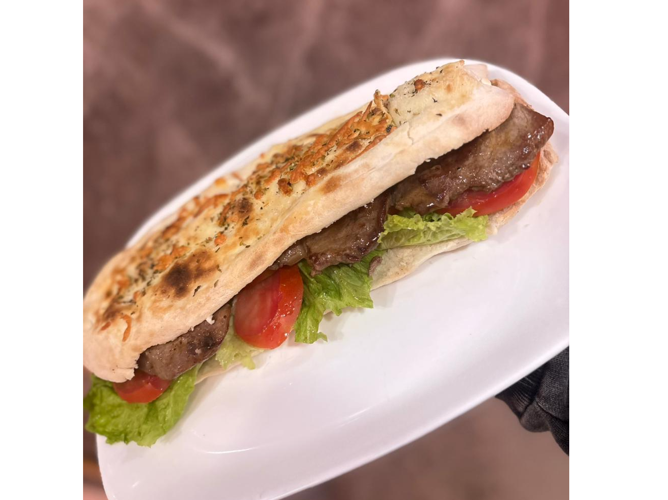 lomito , lechuga , tomate y papas fritas
