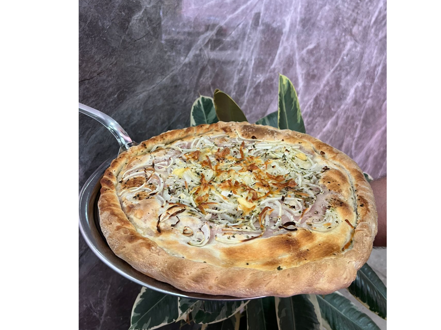 Fugazzeta con jamón, queso y tomate