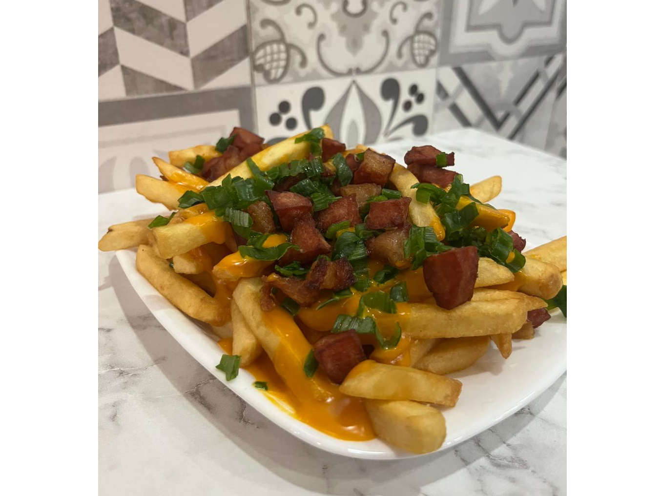 Papas cheddar panceta y verdeo