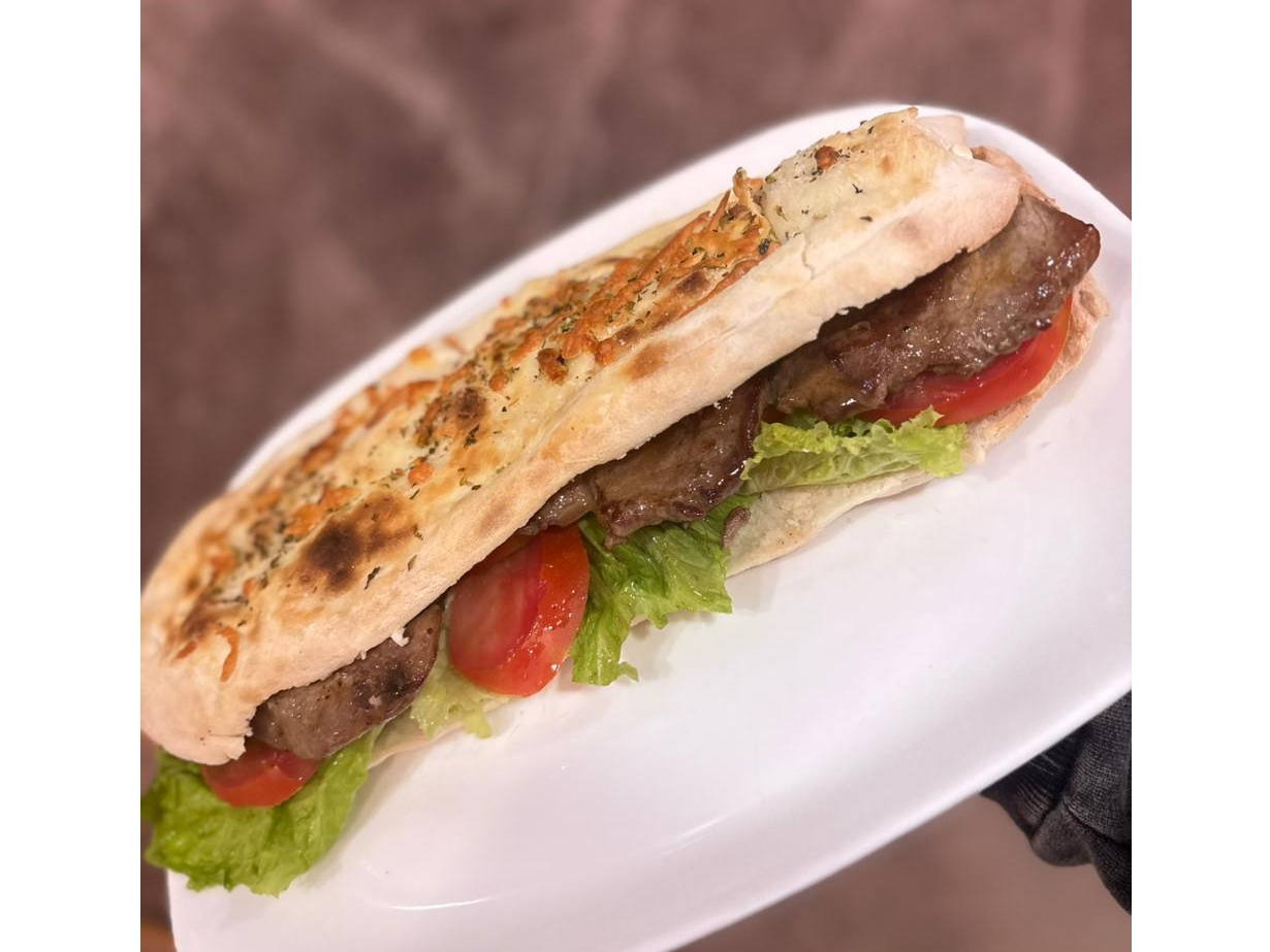 bondiola , tomate , lechuga y papas fritas