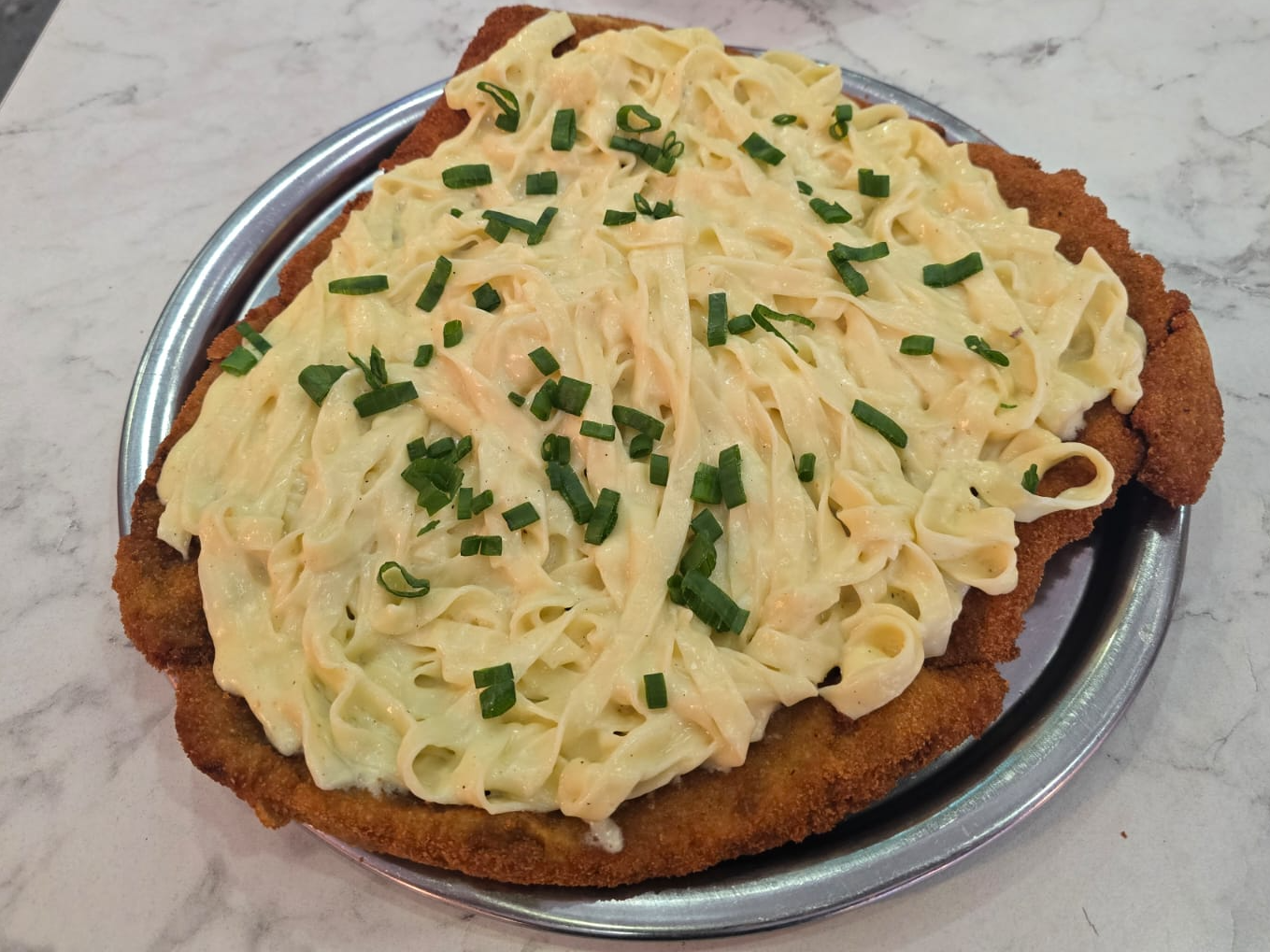 Milanesa con fideos a la crema