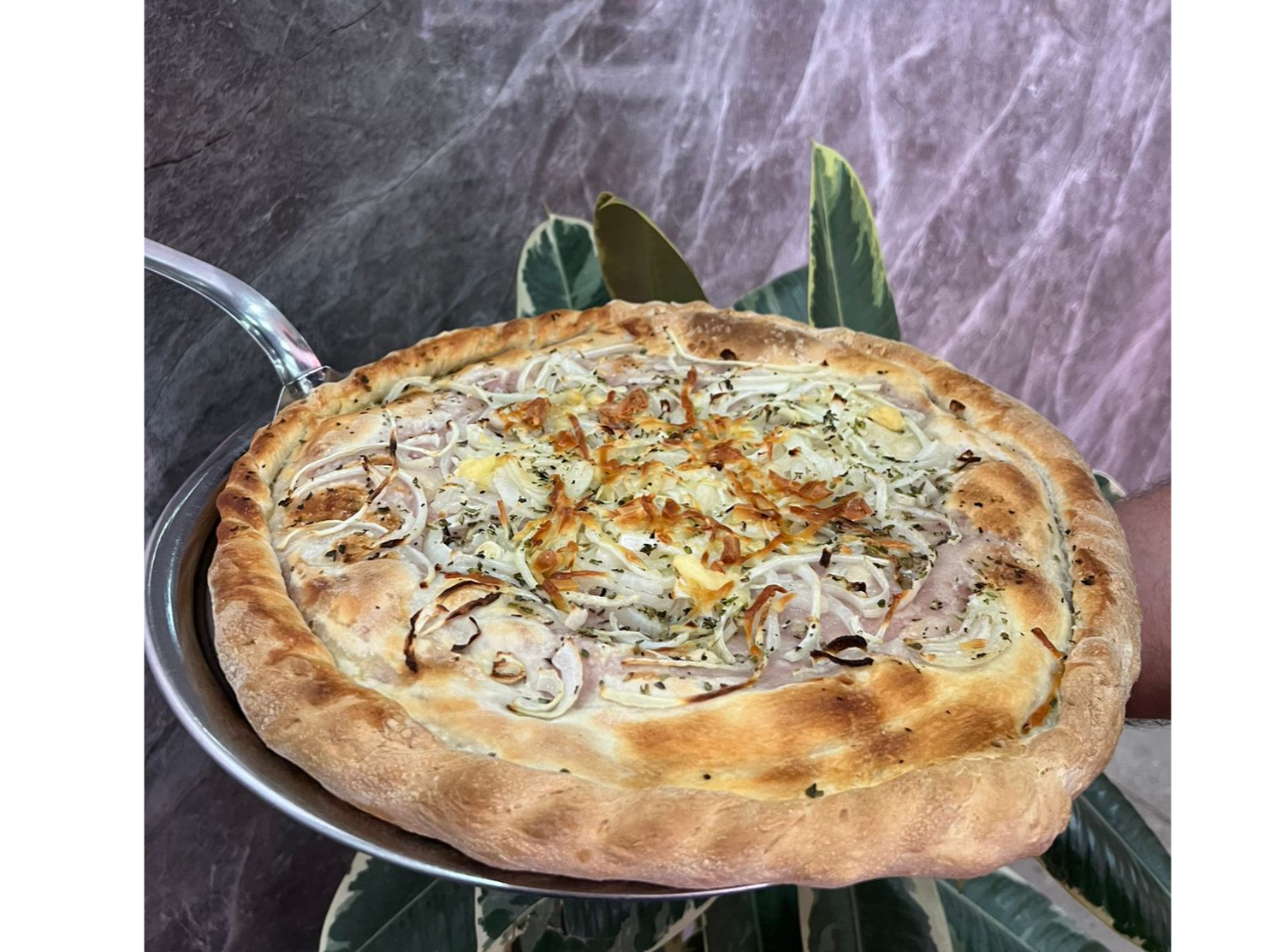 Fugazzeta jamon , queso , tomate y huevo