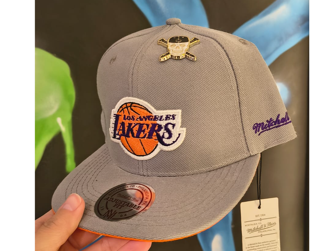 Lakers con pin 28