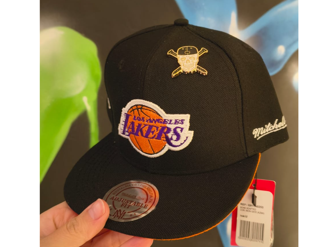 Lakers con pin 30