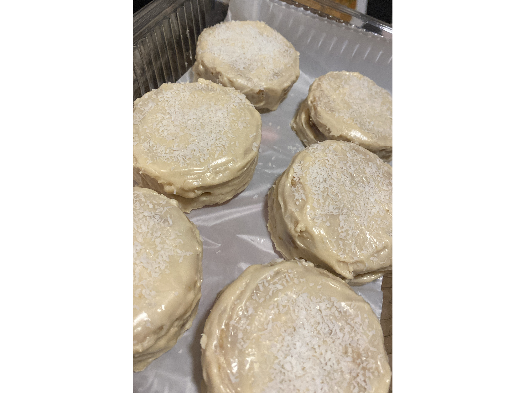 Alfajor de coco, integral bañado en choco blanco *6