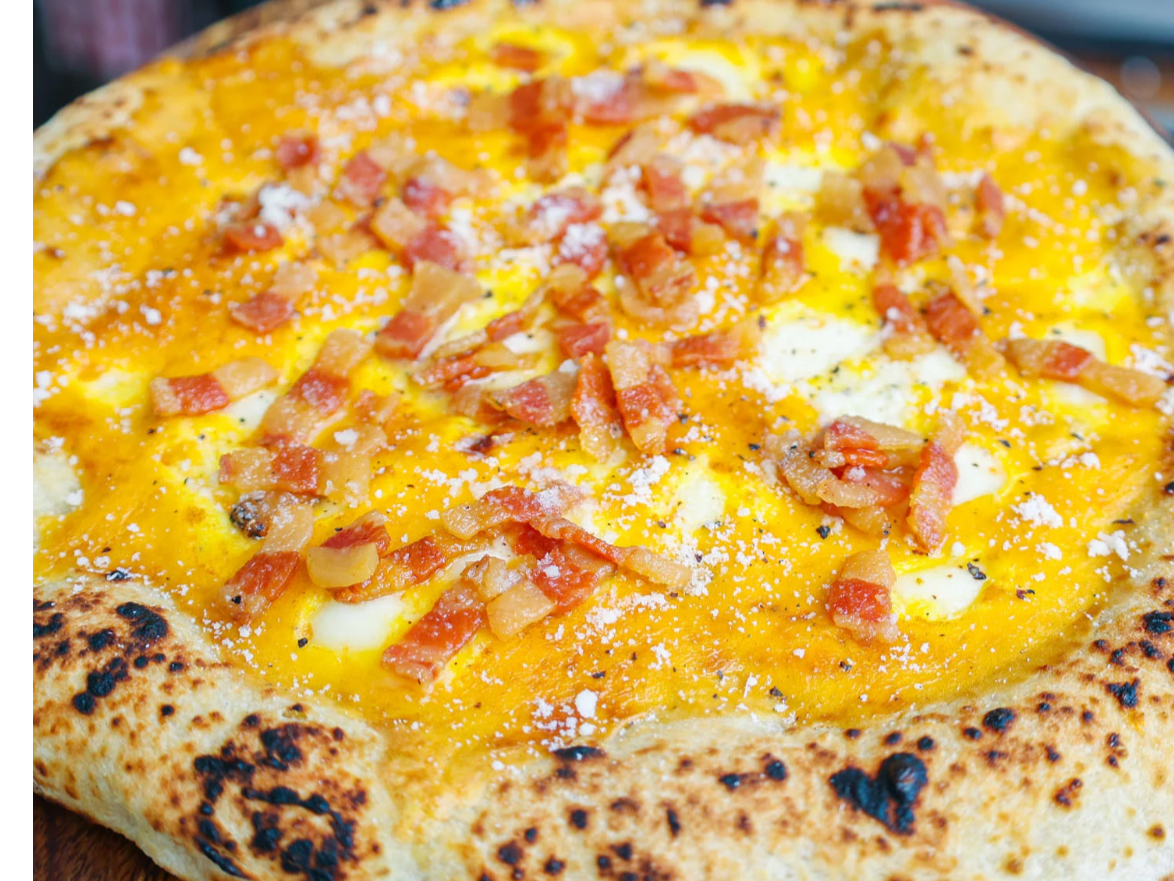 Huevo revuelto, cheddar y verdeo