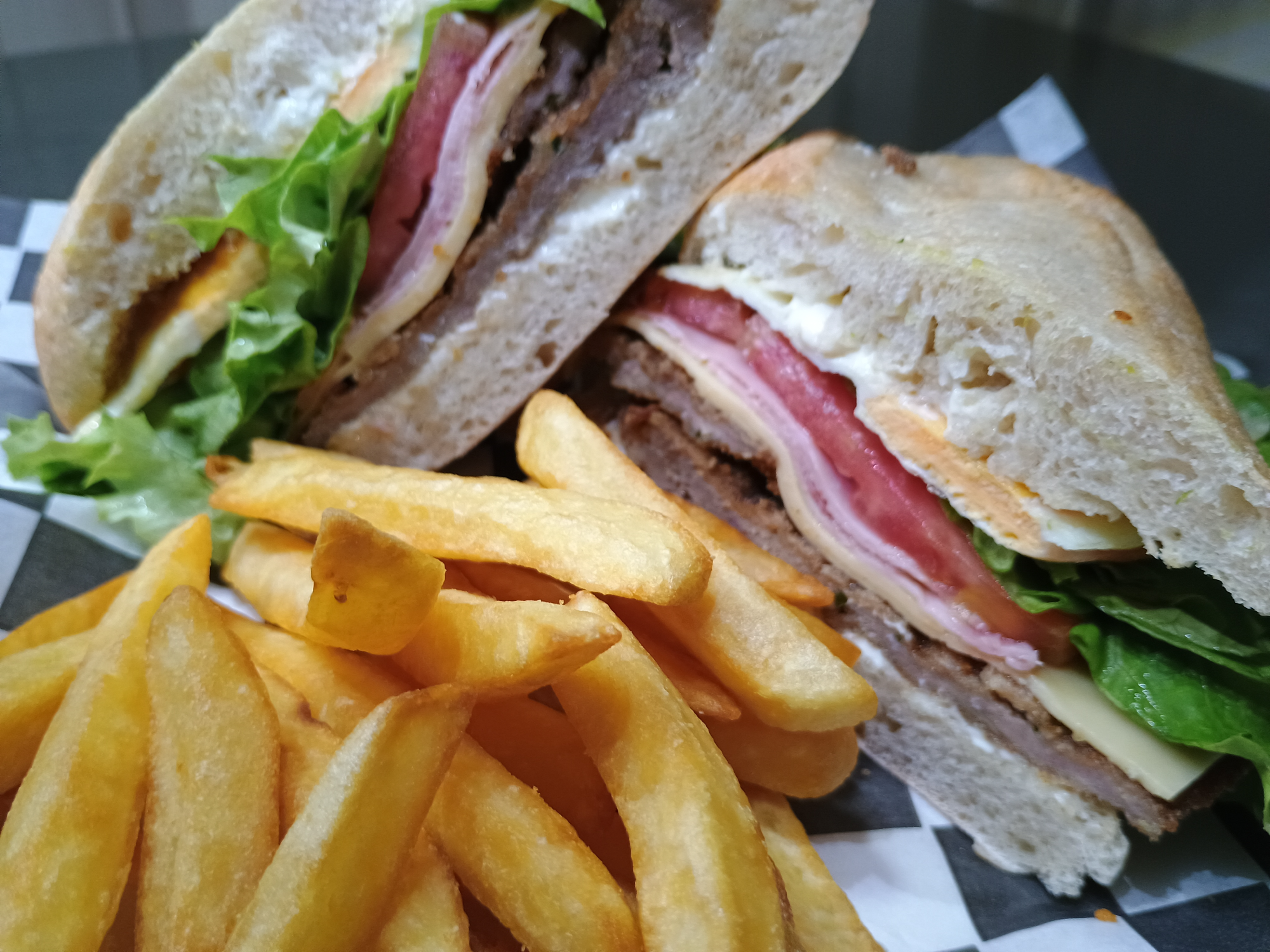Sandwich de milanesa argentina completo.