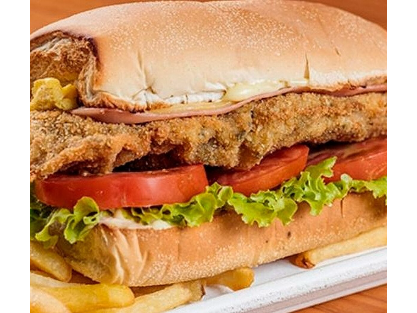 Sandwich de milanesa argentina clásico.