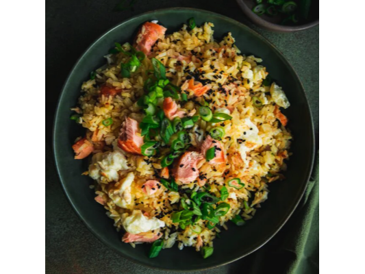 Arroz salteado al wok con salmon