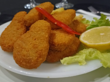 PATITAS DE POLLO CON PAPAS FRITAS