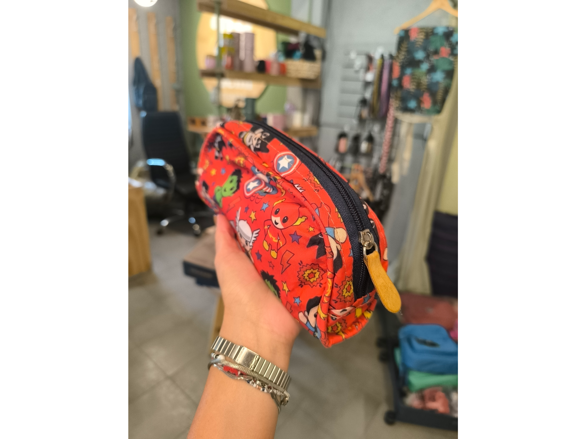 cartuchera infantil superhéroe roja