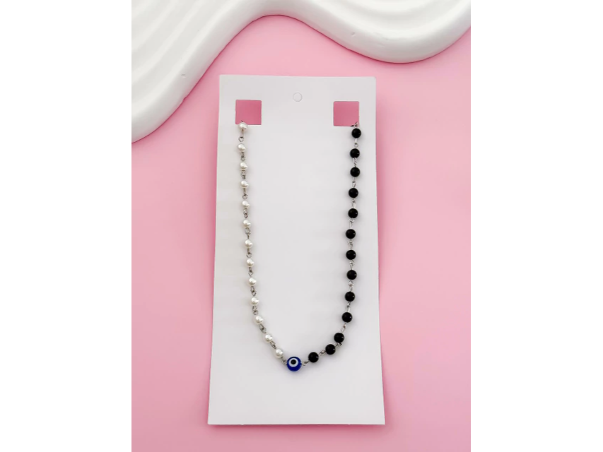 Collar perlas b&n con ojo turco