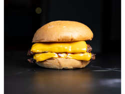 Cheeseburger doble + Papas fritas 200 grs