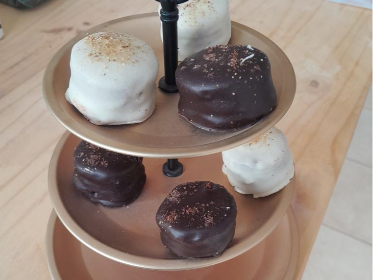 Mini alfajor autóctono bañado en chocolate (blanco/negro)