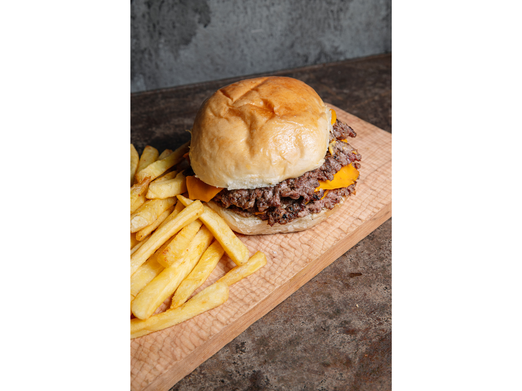 2 Cheesburger Dobles + Papas+ 2 Latas de Gaseosa