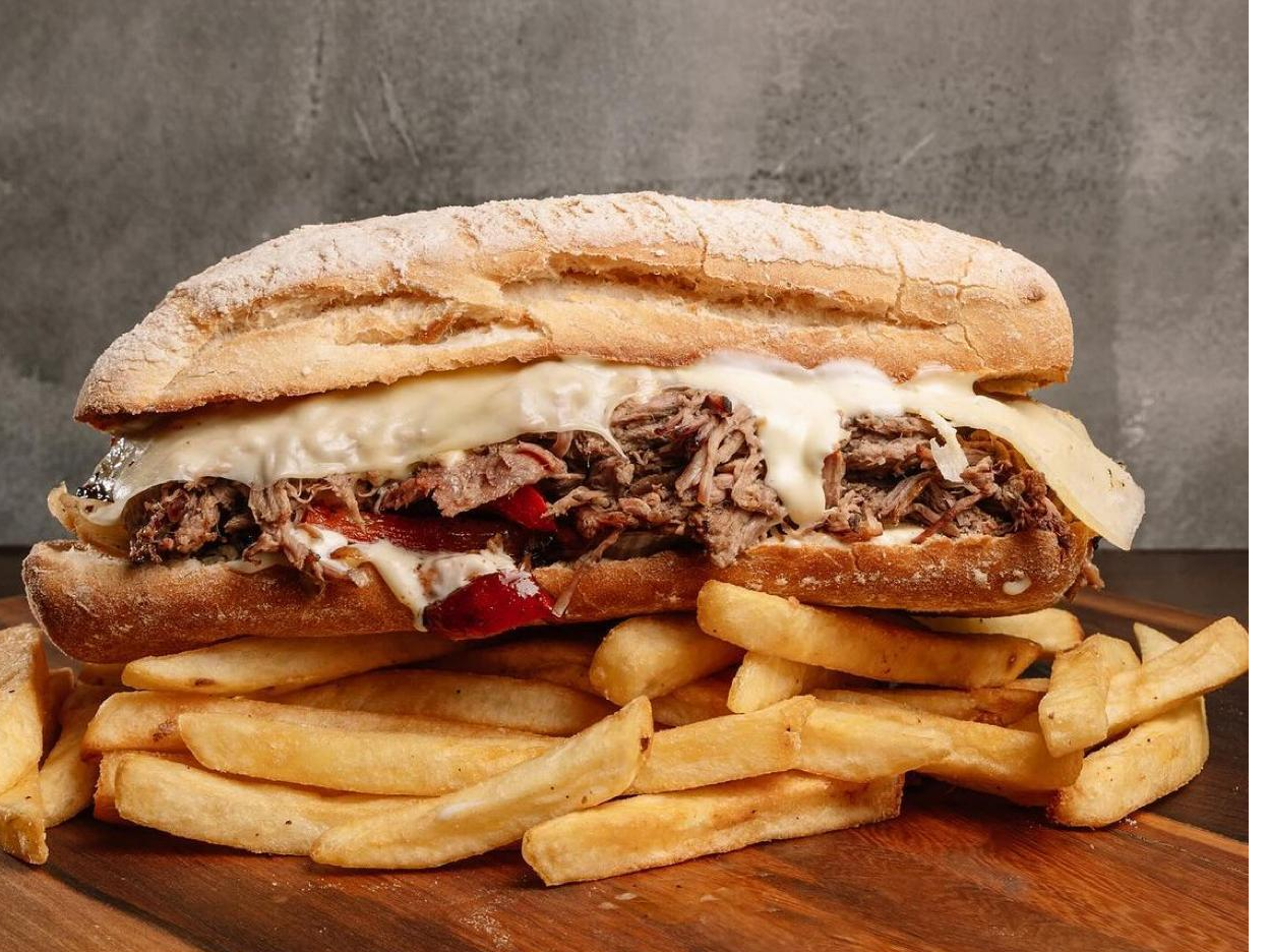 2 Entre Panes Atracon + 2 Porciones de papas +2 Latas de Gaseosa