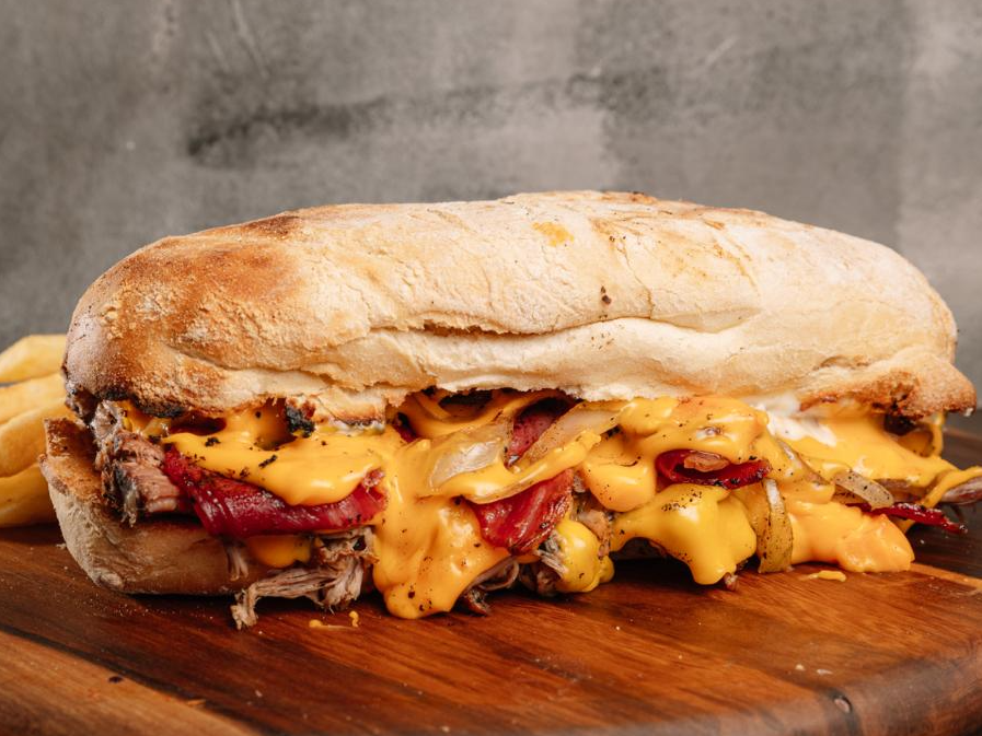 Golden Chessy + Papas + Lata de Gaseosa