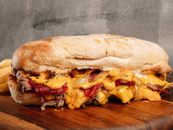 Golden Chessy + Papas + Lata de Gaseosa