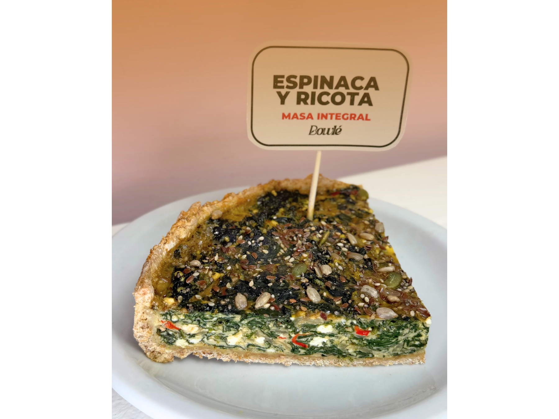 Porcion de Tarta de Espinaca y Ricota Integral. de BOWLÉ