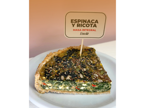 Porcion de Tarta de Espinaca y Ricota Integral. de BOWLÉ