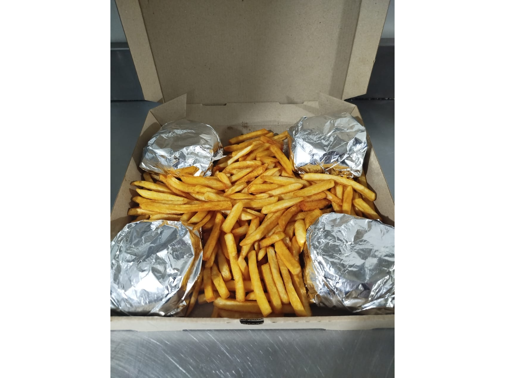 4 CHEESE BURGER+ PAPAS FRITAS