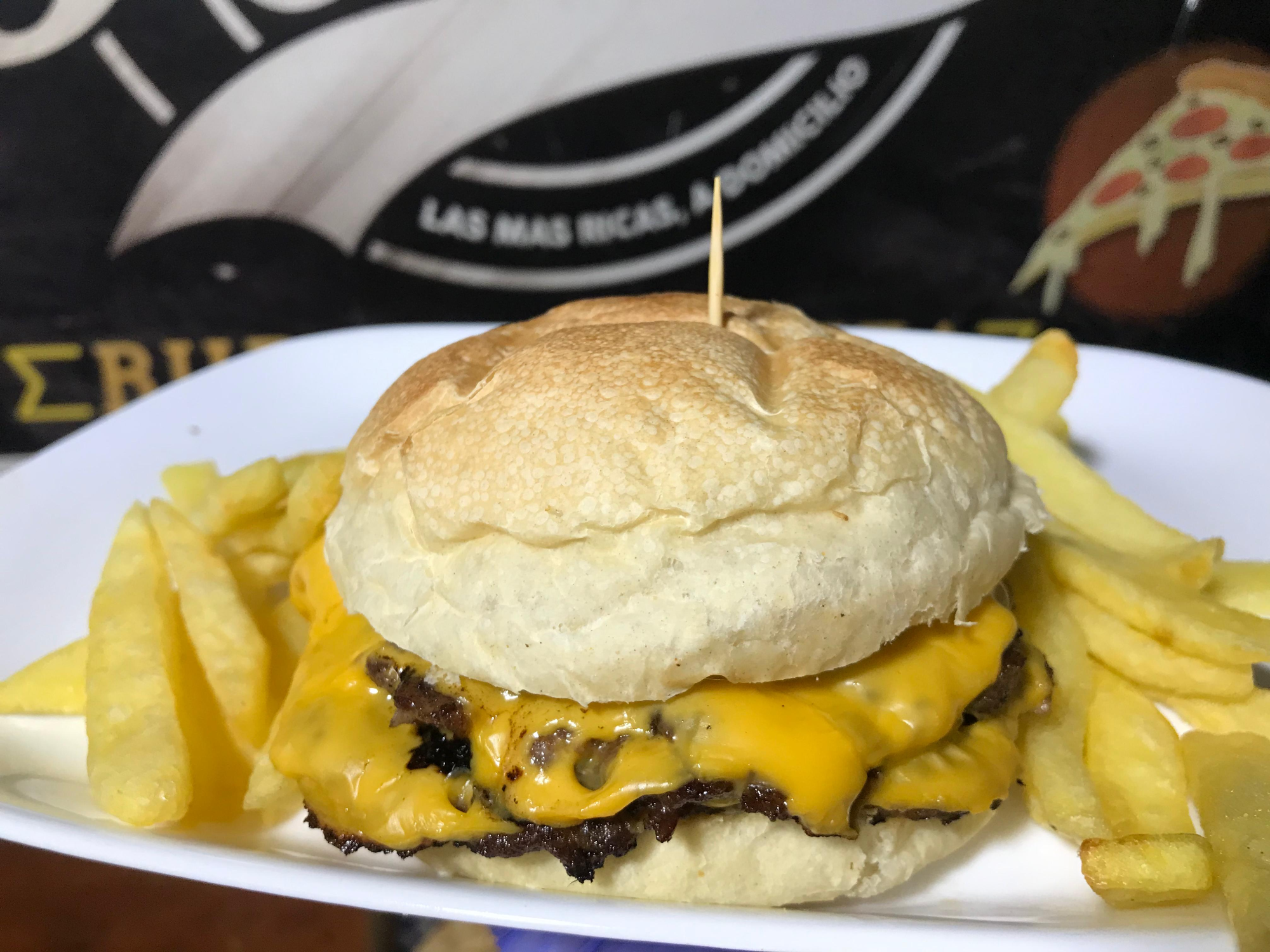 Doble carne, doble cheddar + papas