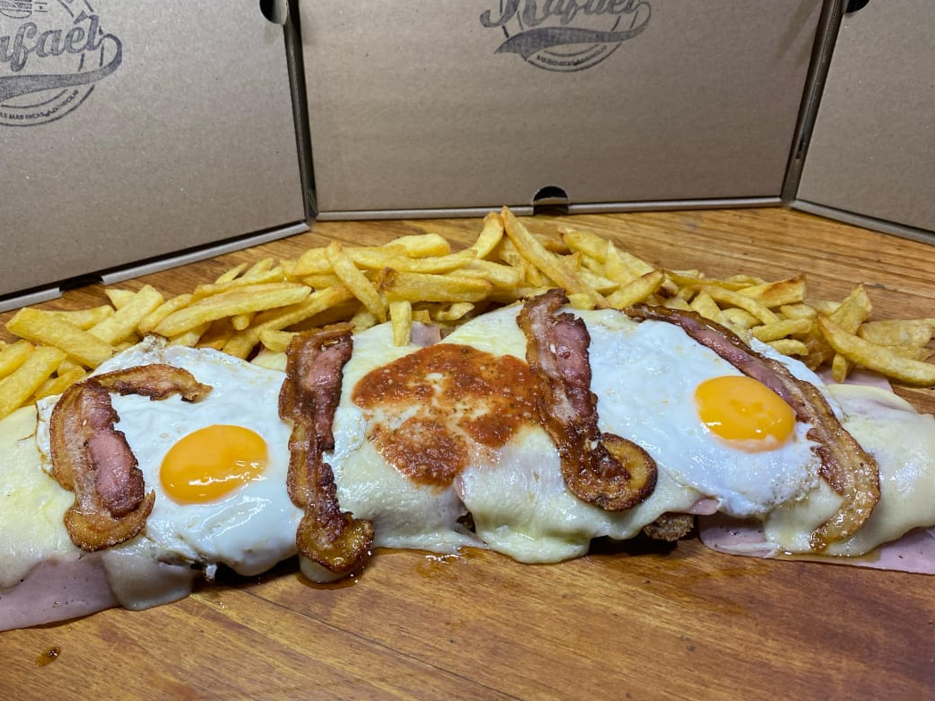 Milanesa napolitana a caballo con panceta (comen dos)