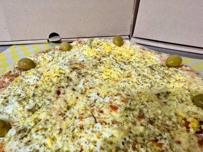 Pizza muzza con huevo