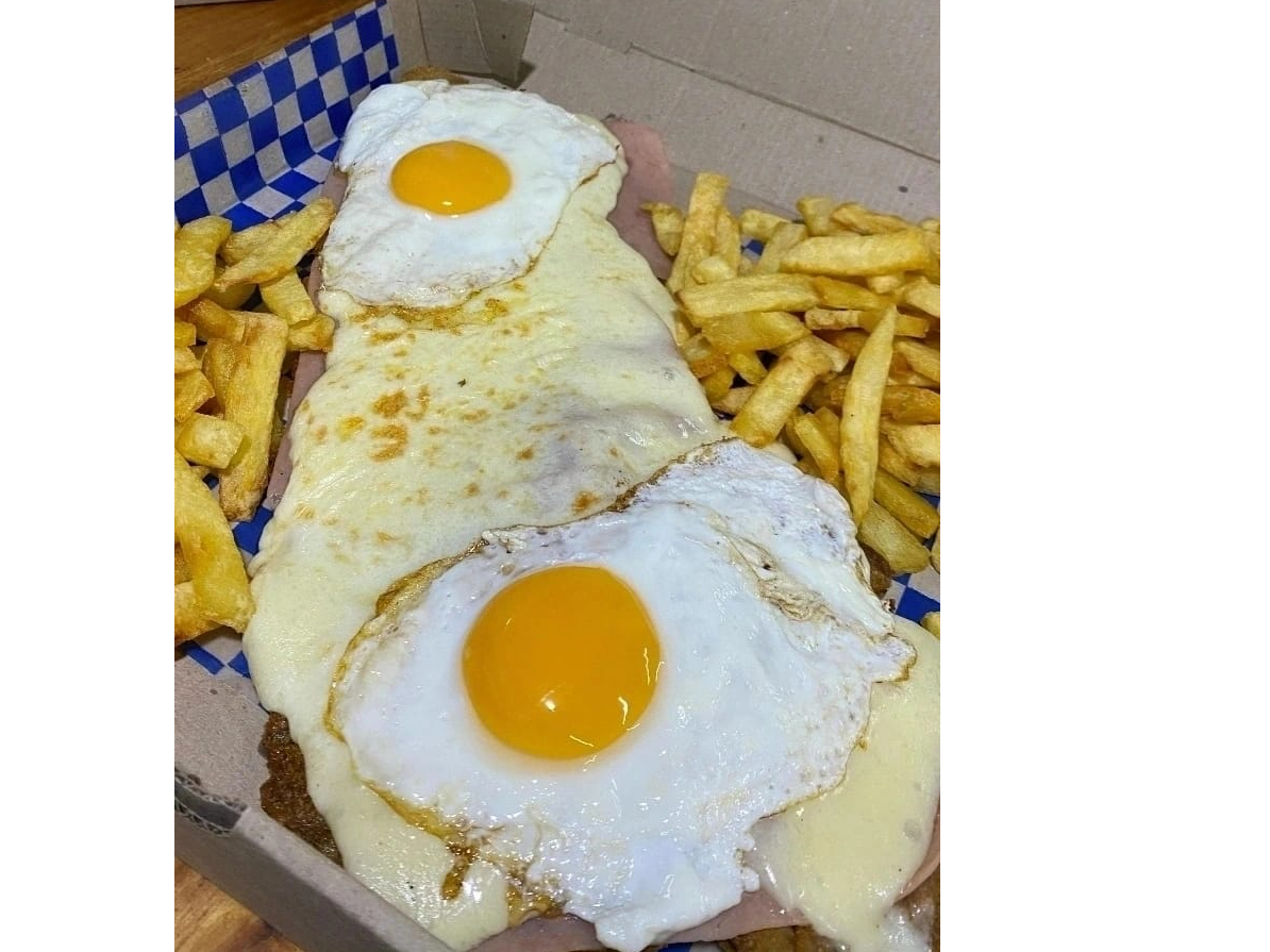 Milanesa a napolitana a caballo (comen dos)