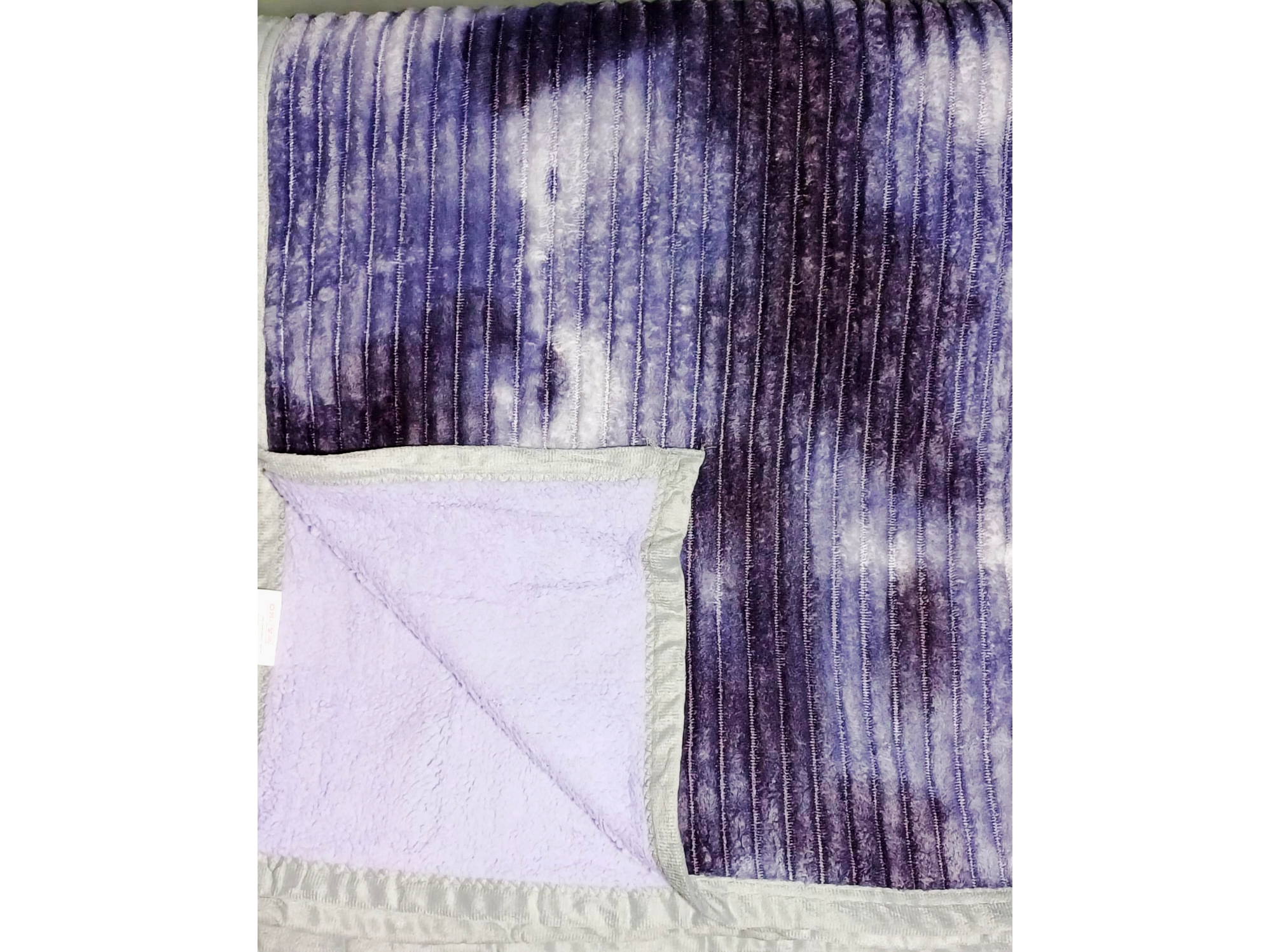 Manta con corderito veteada de color morada