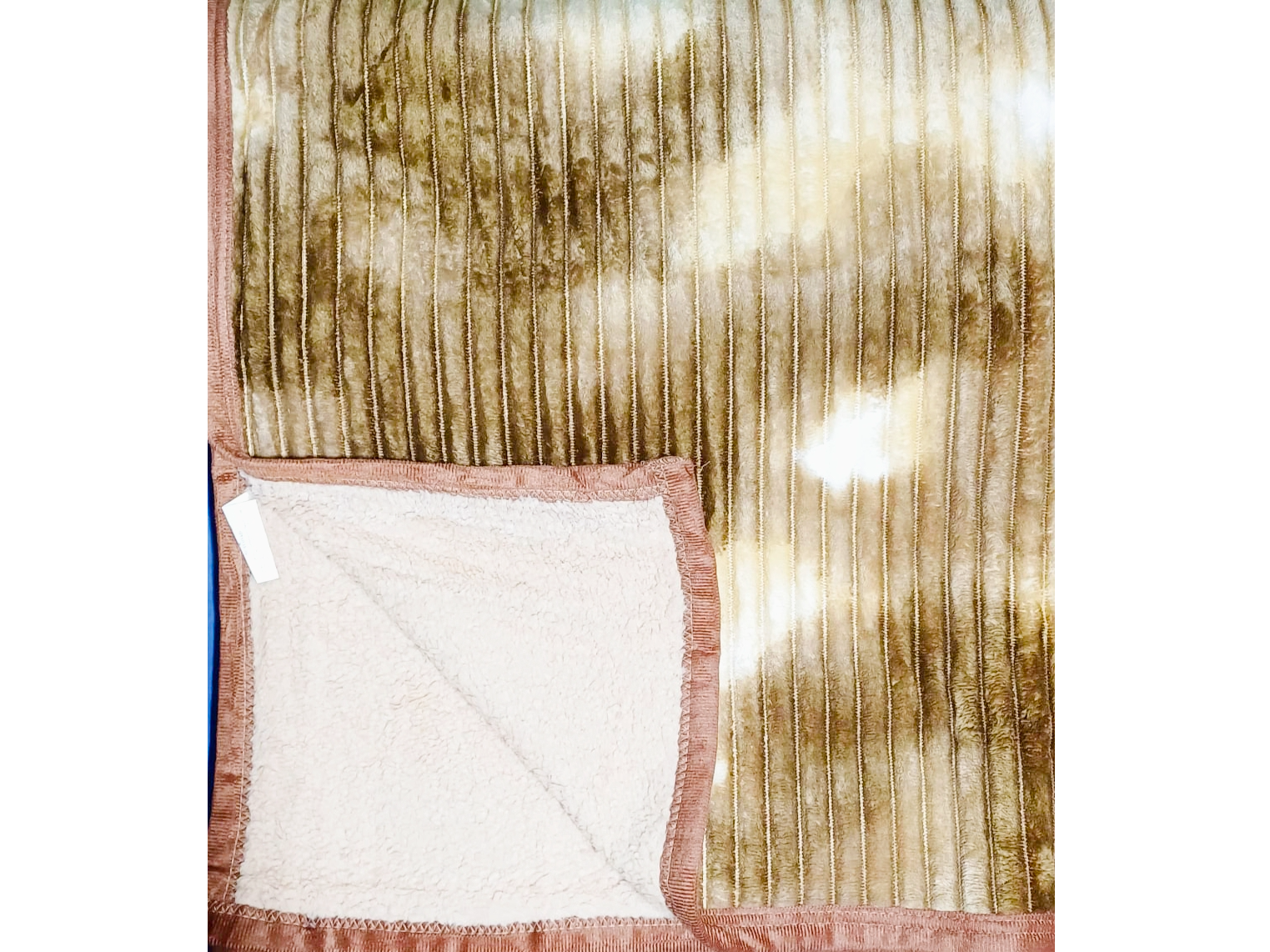 Manta con corderito veteada de color marrón claro