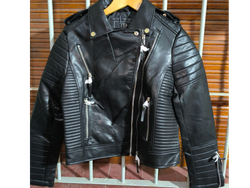 Campera ecocuero con dos cierres de color negra