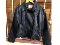 Campera con un solo cierre talle XL, XL, XXL, XXXL. De color negra