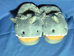 Pantuflas de tiburón de color gris números: 24-25, 28-29